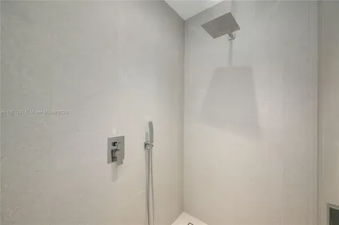 900 W 47th Court Miami Beach FL 33140