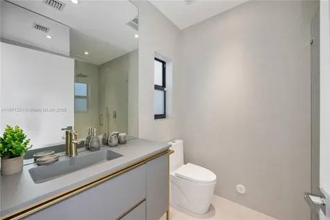 900 W 47th Court Miami Beach FL 33140