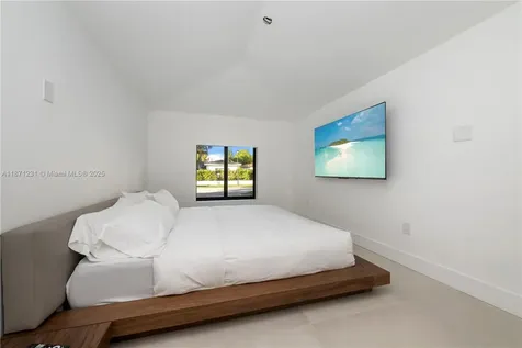 900 W 47th Court Miami Beach FL 33140