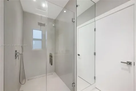 900 W 47th Court Miami Beach FL 33140