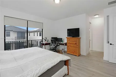 3293 W 98th Place Hialeah FL 33018