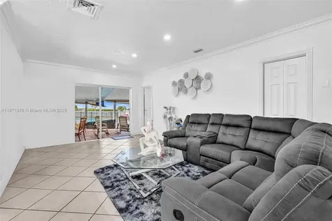 590 W 39th Street Hialeah FL 33012