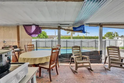 590 W 39th Street Hialeah FL 33012