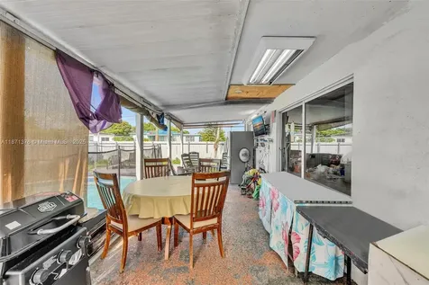 590 W 39th Street Hialeah FL 33012