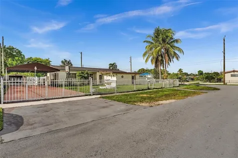 590 W 39th Street Hialeah FL 33012
