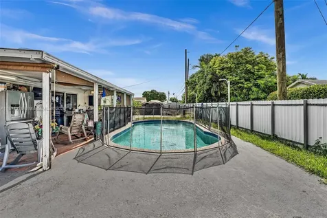 590 W 39th Street Hialeah FL 33012