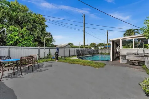 590 W 39th Street Hialeah FL 33012