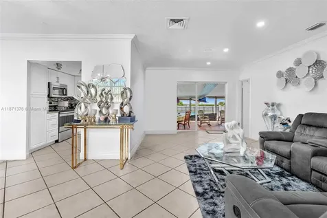 590 W 39th Street Hialeah FL 33012
