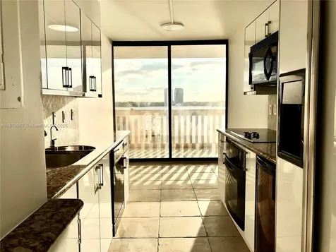 1000 W Island Boulevard Aventura FL 33160