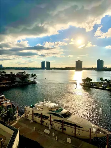 1000 W Island Boulevard Aventura FL 33160