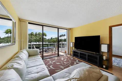 3675 N Country Club Drive Aventura FL 33180