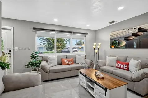 8210 NW 10th Street Pembroke Pines FL 33024