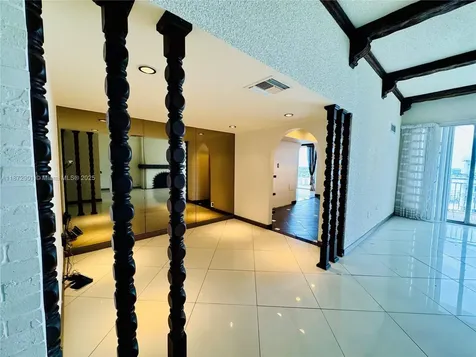 18071 Biscayne Boulevard Aventura FL 33160