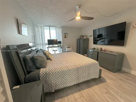3200 Collins Avenue Miami Beach FL 33140