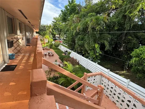 815 SW 10th Terrace Hallandale Beach FL 33009