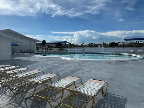 815 SW 10th Terrace Hallandale Beach FL 33009