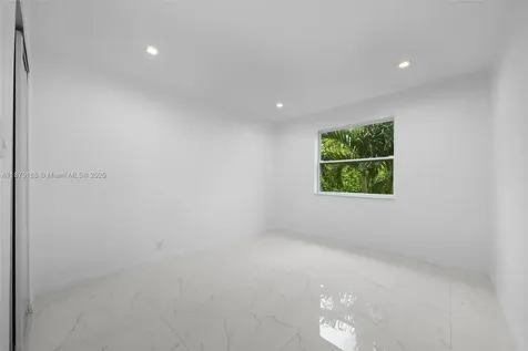524 NW 10th Hallandale Beach FL 33009