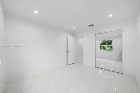 524 NW 10th Hallandale Beach FL 33009