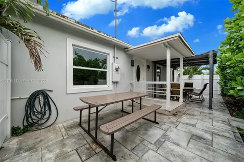 524 NW 10th Hallandale Beach FL 33009