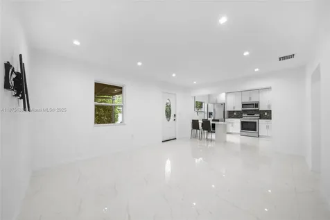 524 NW 10th Hallandale Beach FL 33009
