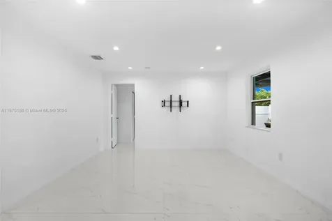 524 NW 10th Hallandale Beach FL 33009
