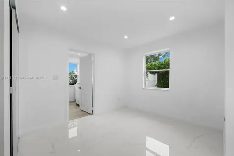 524 NW 10th Hallandale Beach FL 33009