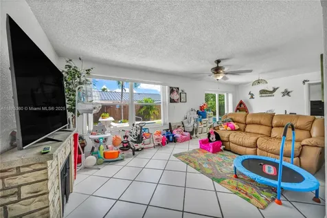 1317 W 61st Place Hialeah FL 33012
