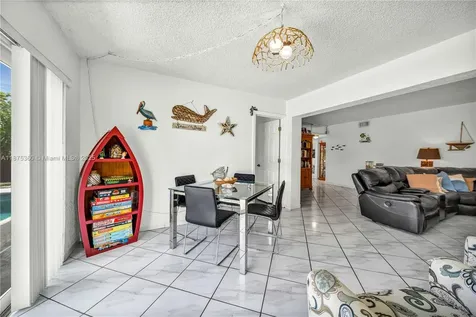 1317 W 61st Place Hialeah FL 33012