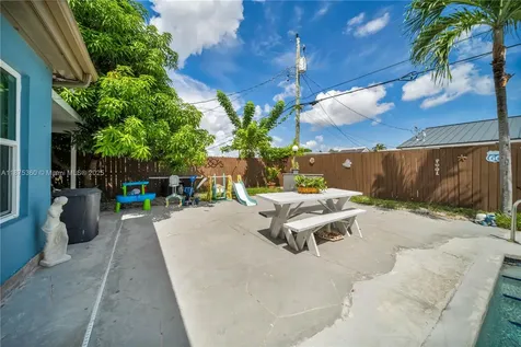 1317 W 61st Place Hialeah FL 33012