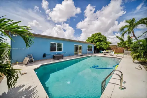 1317 W 61st Place Hialeah FL 33012