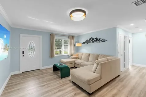 5817 NW 70th Avenue Tamarac FL 33321