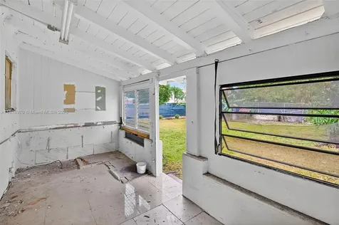 2850 NW 4th Street Miami FL 33125