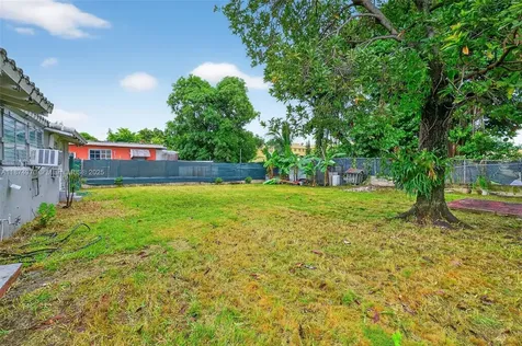 2850 NW 4th Street Miami FL 33125