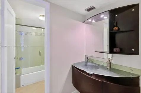 2401 Collins Avenue Miami Beach FL 33140