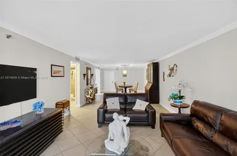 2401 Collins Avenue Miami Beach FL 33140