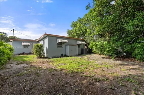 3265 NW 50th Street Miami FL 33142