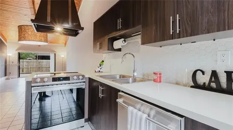 2290 Oak Court Pembroke Pines FL 33026
