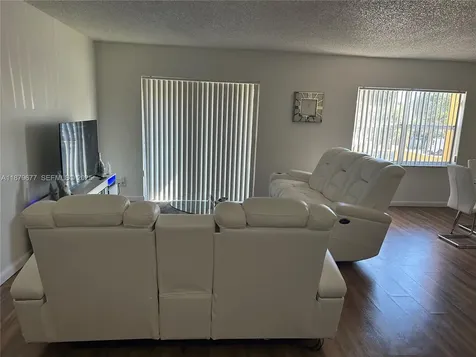 17901 NW 68th Avenue Hialeah FL 33015