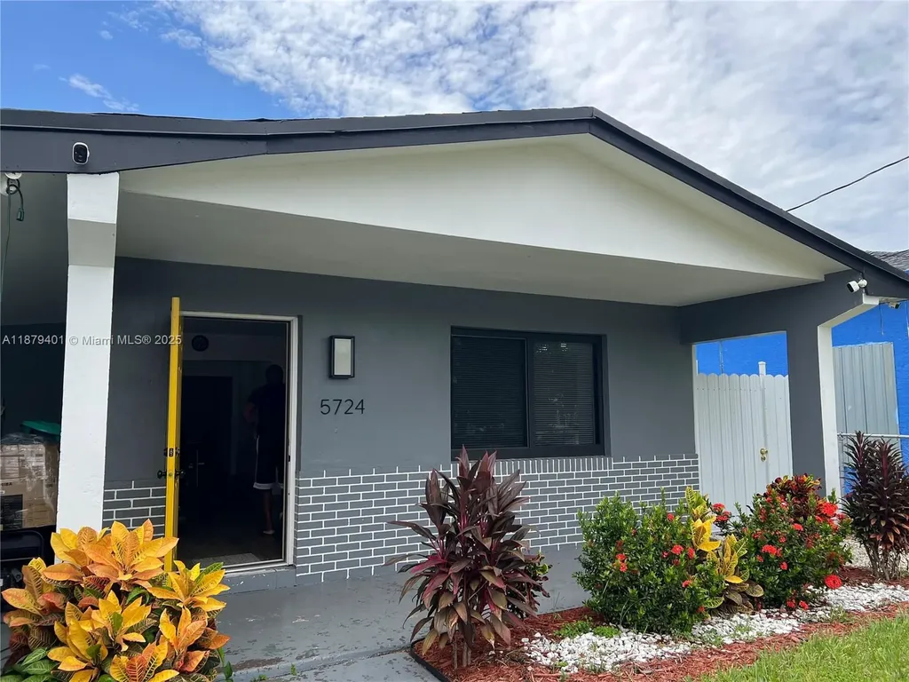 5724 SW 18th Street West Park FL 33023