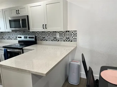 5724 SW 18th Street West Park FL 33023