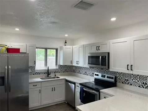 5724 SW 18th Street West Park FL 33023