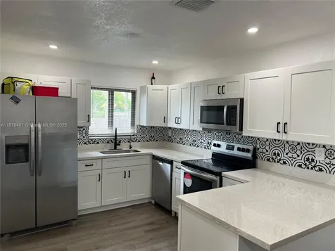 5724 SW 18th Street West Park FL 33023