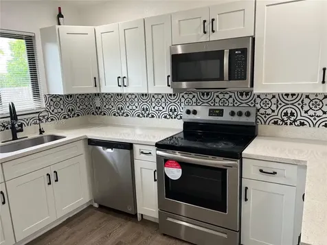 5724 SW 18th Street West Park FL 33023