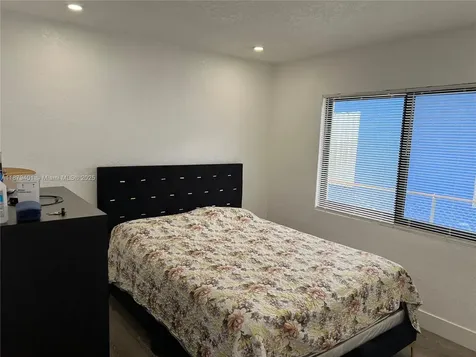 5724 SW 18th Street West Park FL 33023