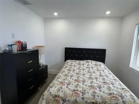 5724 SW 18th Street West Park FL 33023