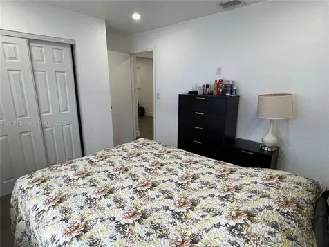 5724 SW 18th Street West Park FL 33023