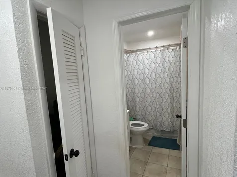 5724 SW 18th Street West Park FL 33023