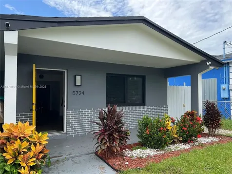 5724 SW 18th Street West Park FL 33023