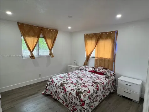 5724 SW 18th Street West Park FL 33023