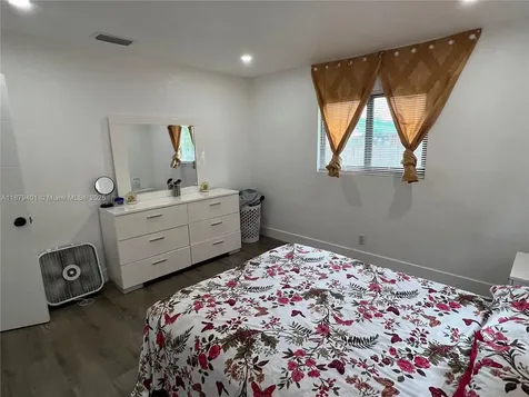 5724 SW 18th Street West Park FL 33023